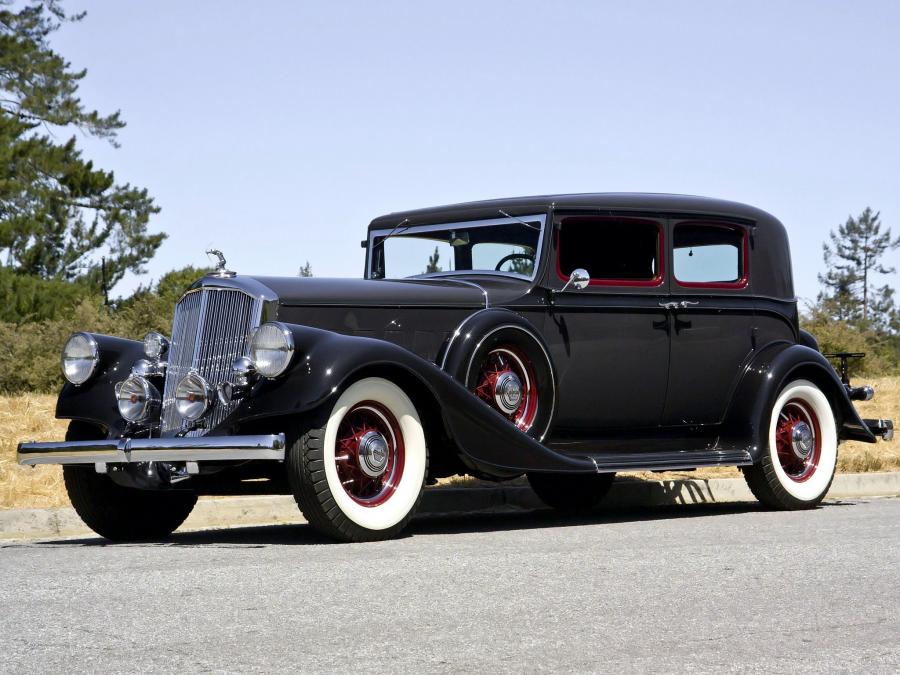  Pierce-Arrow Twelve Club Sedan 1933 года  (фото 1 из 5)